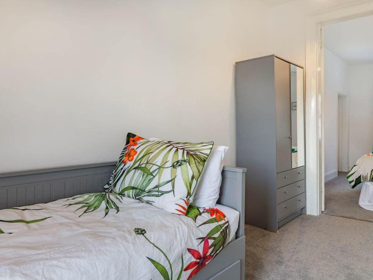 Lovely Heather House 3 Kings 1 Double Sofa Torquay